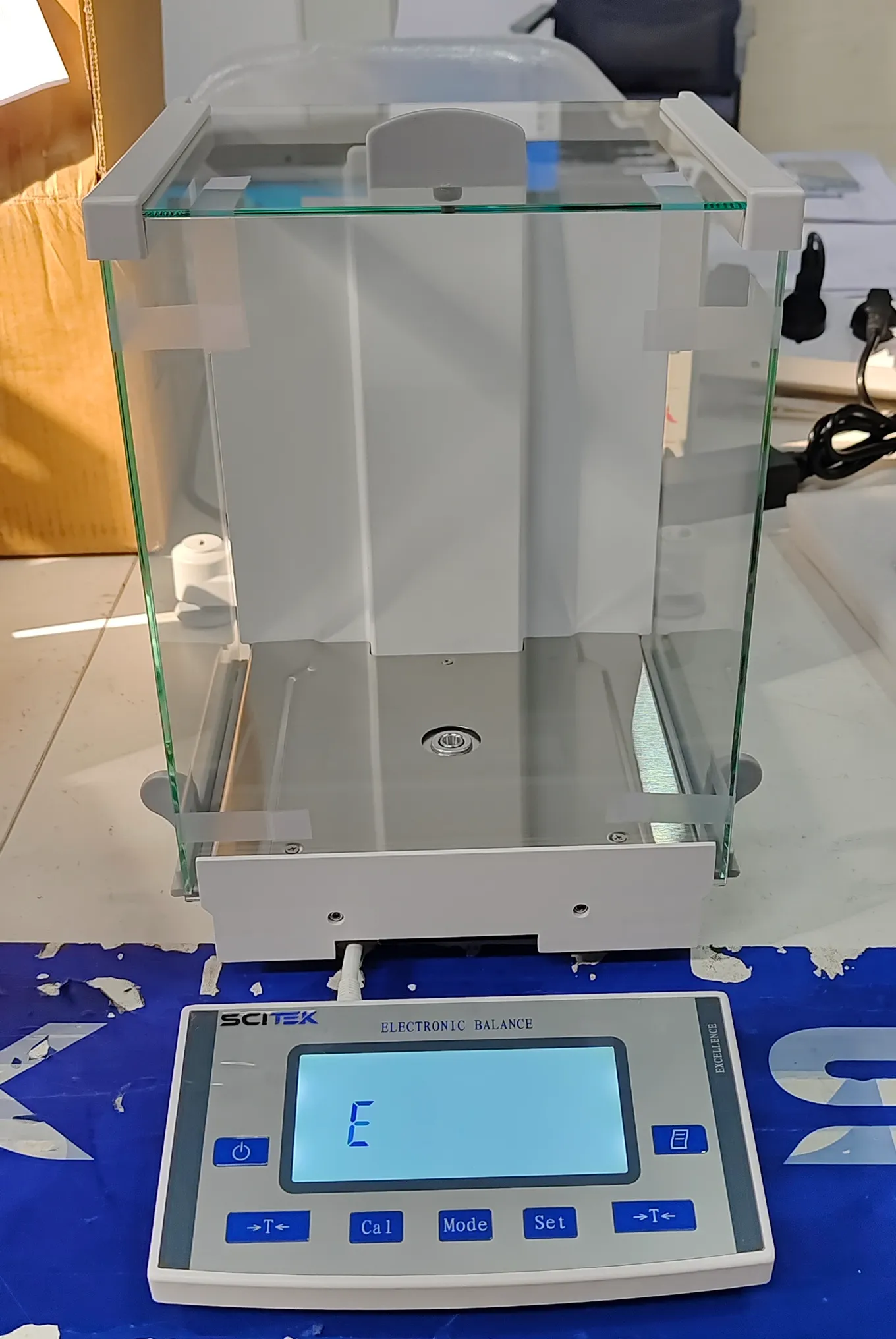 Semi-micro Analytical Balance